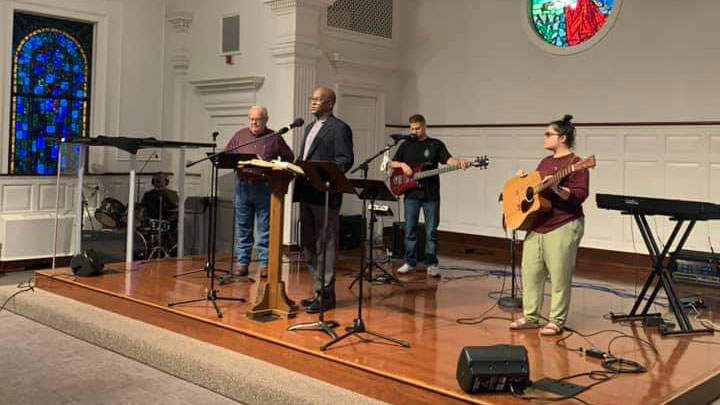 larry-turner-with-worship-band